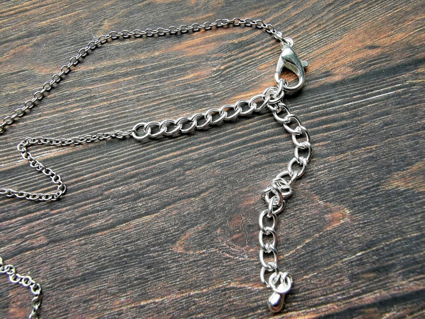 Leaf necklace with a lapis lazuli gemstone