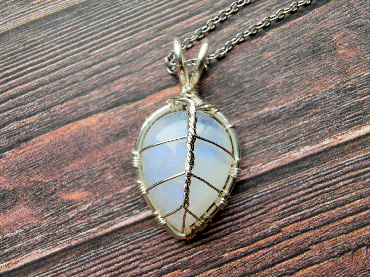 Leaf pendant with a moonstone gemstone