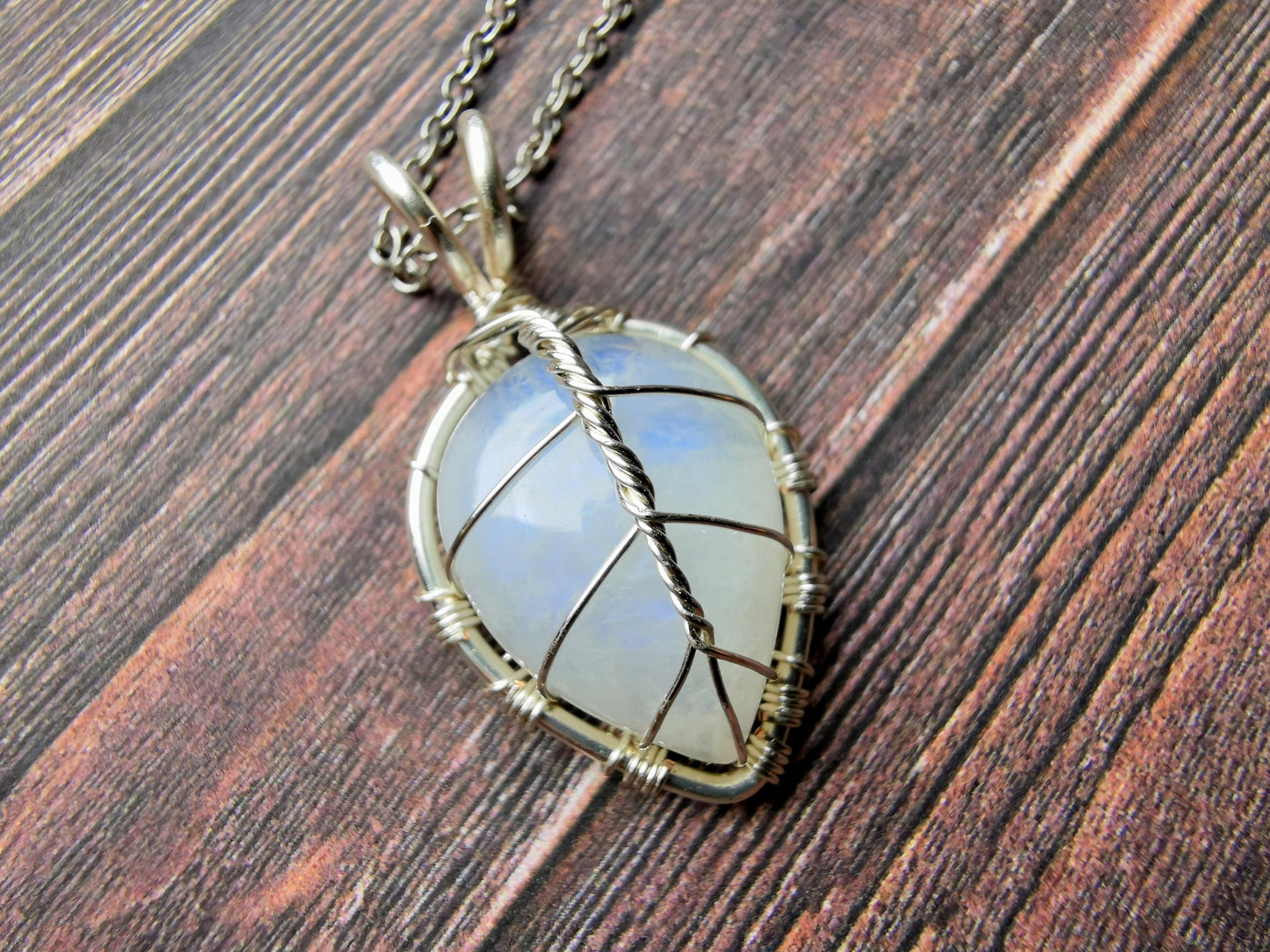 Leaf pendant with a moonstone gemstone