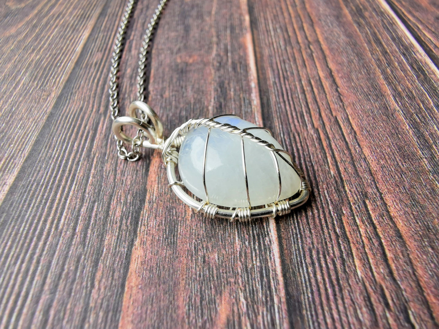 Leaf pendant with a moonstone gemstone