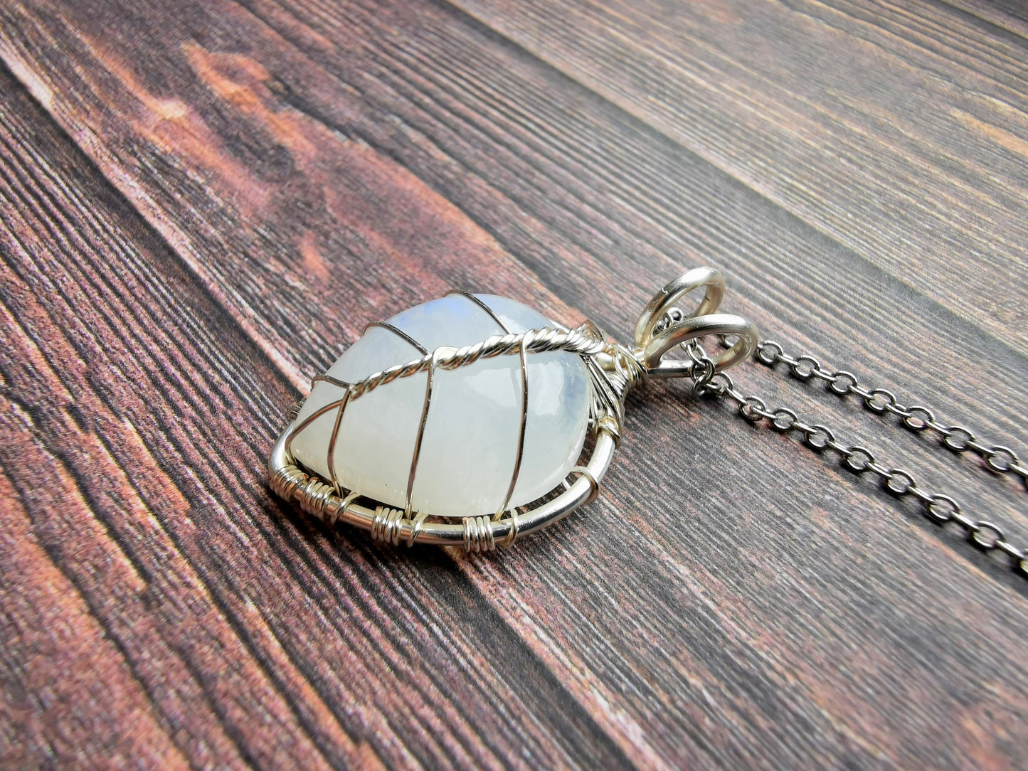 Leaf pendant with a moonstone gemstone