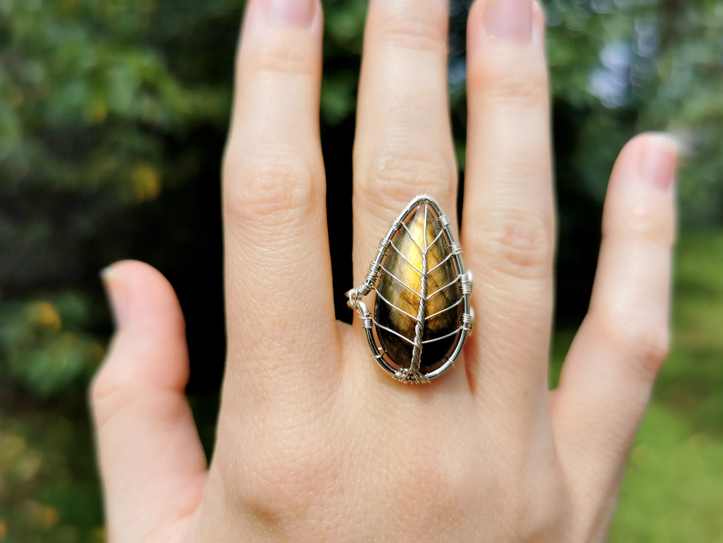 Leaf ring with a labradorite gemstone