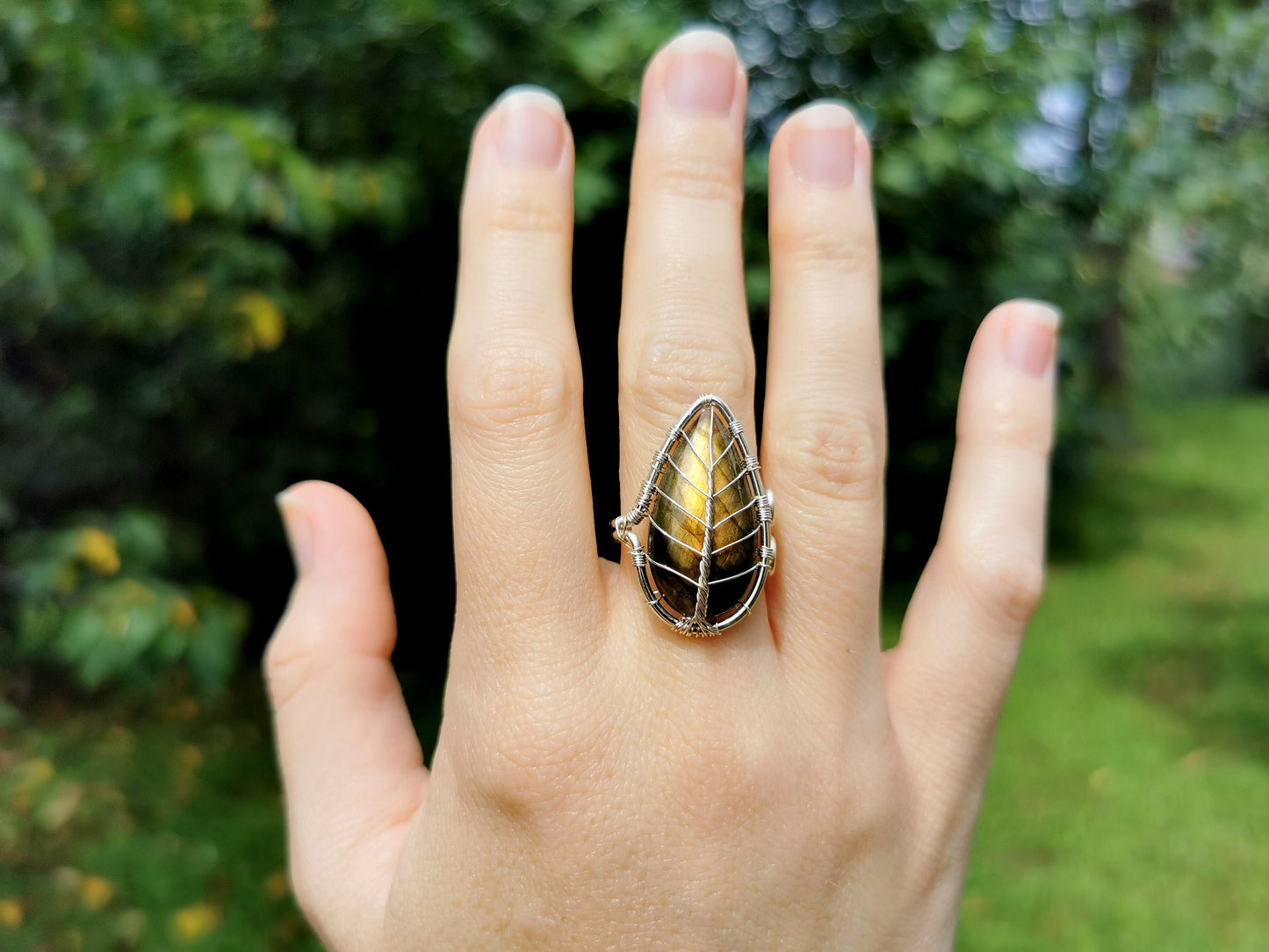 Leaf ring with a labradorite gemstone