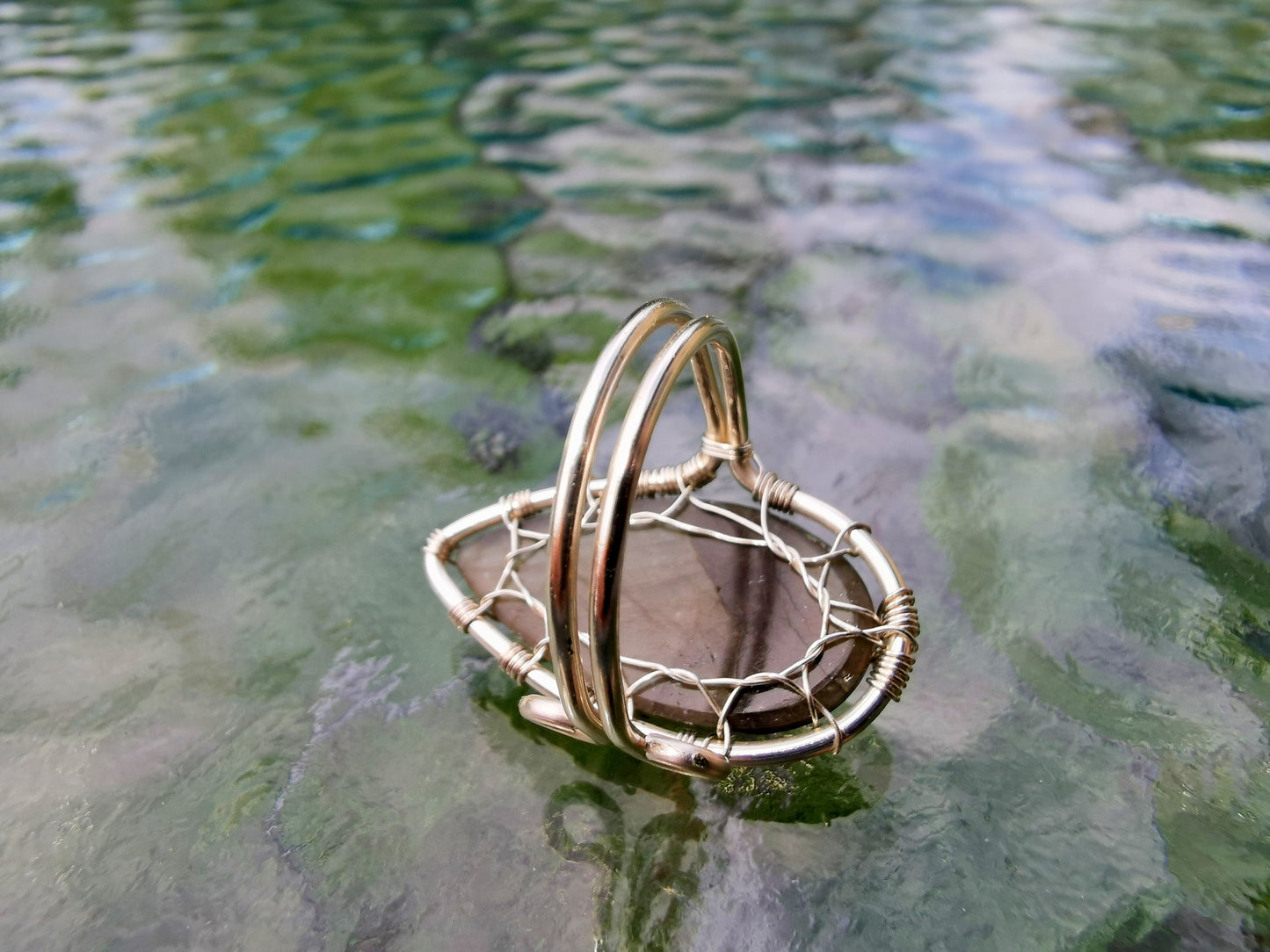 Leaf ring with a labradorite gemstone