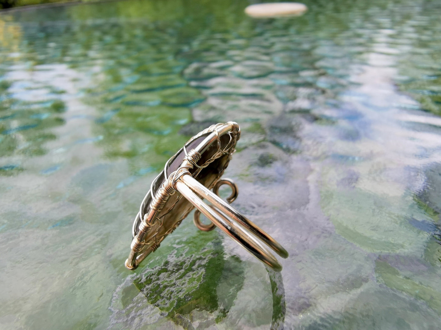 Leaf ring with a labradorite gemstone