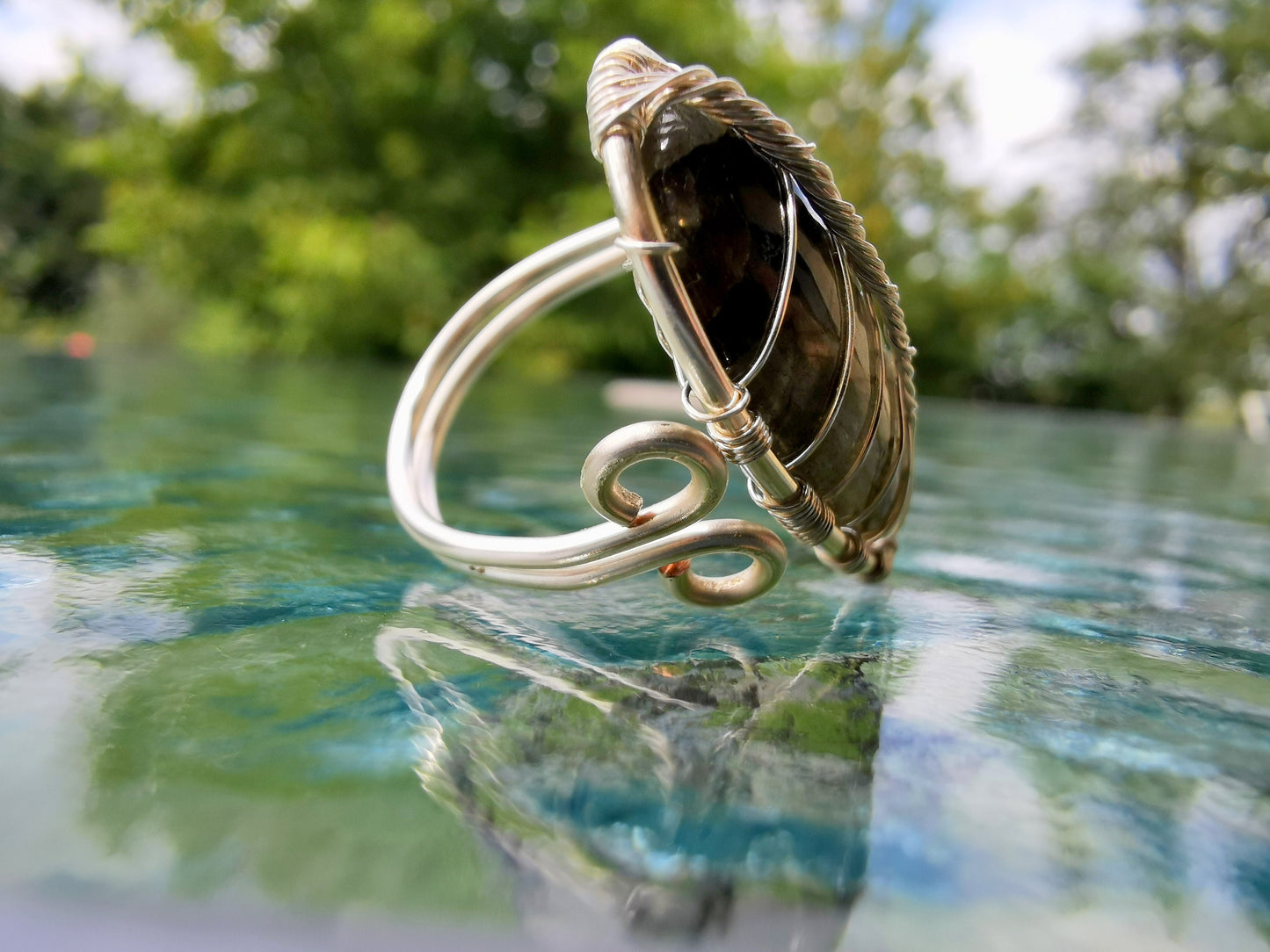 Leaf ring with a labradorite gemstone