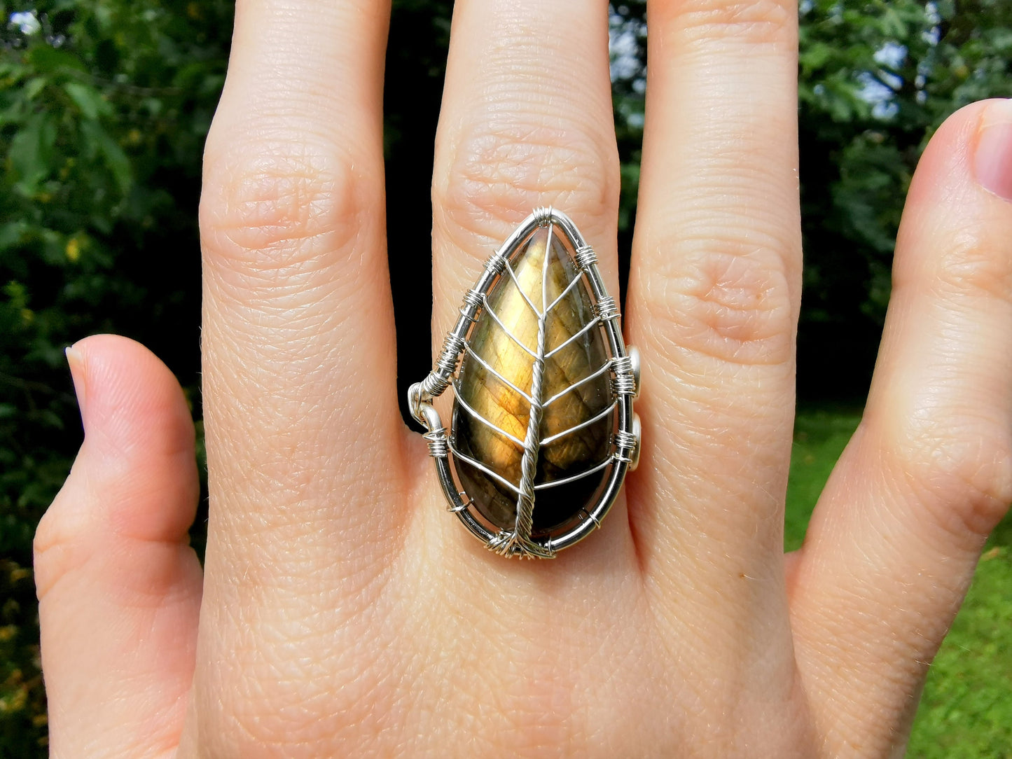 Leaf ring with a labradorite gemstone