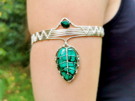 Leaf arm ring with a malachite gemstone