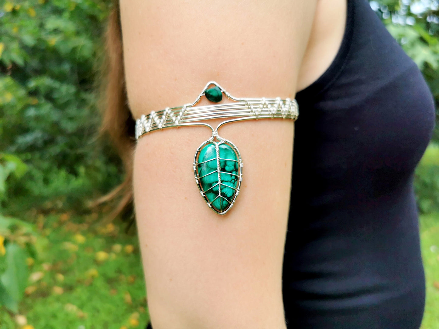 Leaf arm ring with a malachite gemstone