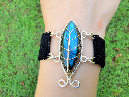 Crochet leaf bracelet with a labradorite gemstone