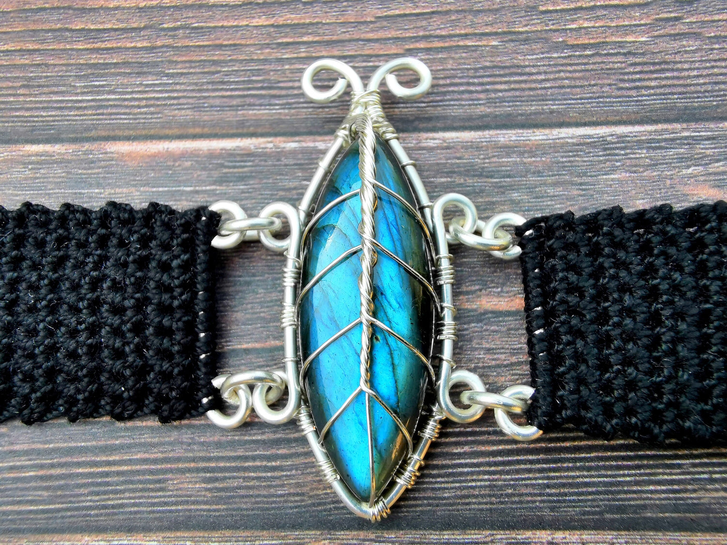 Crochet leaf bracelet with a labradorite gemstone