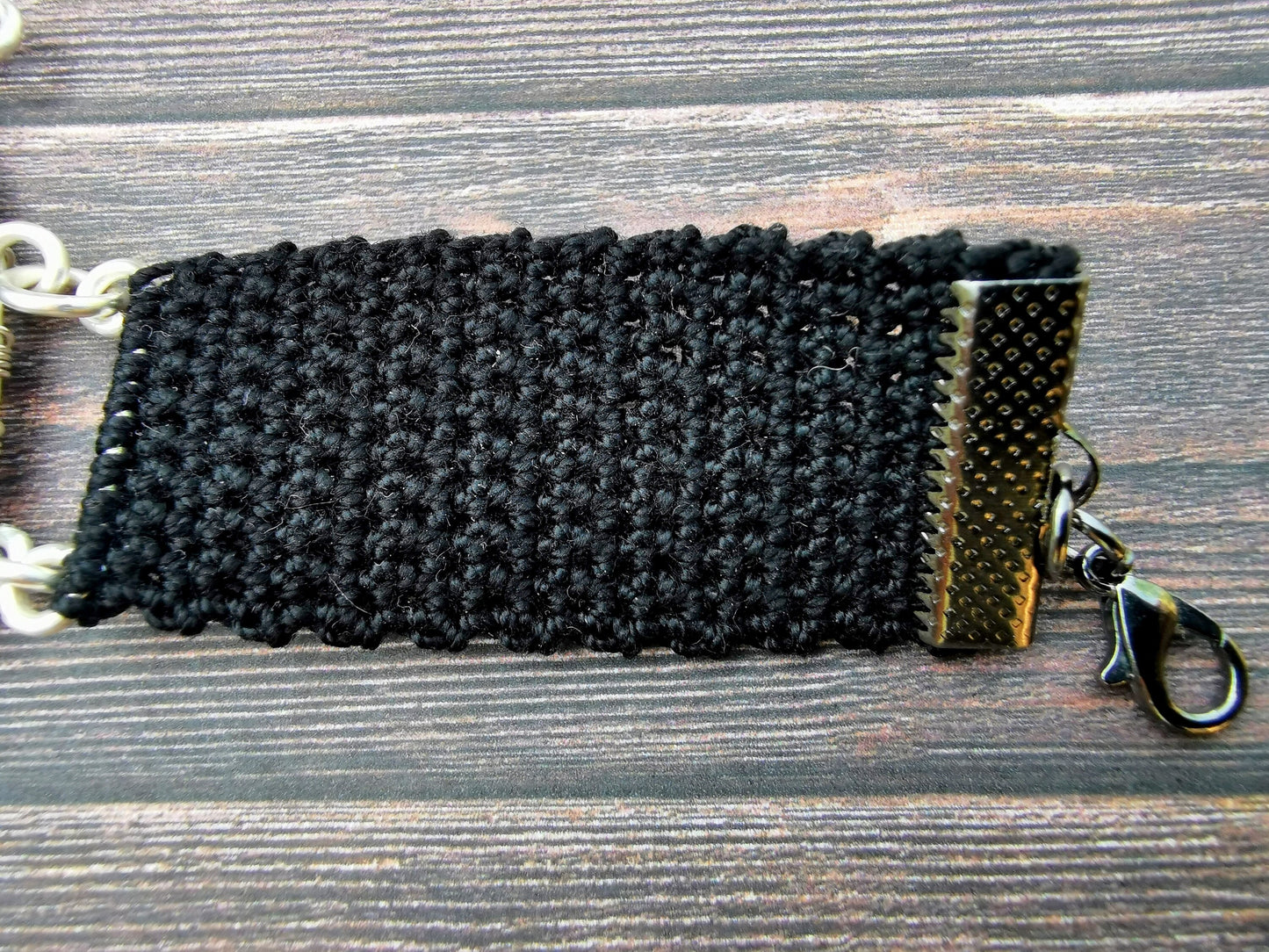 Crochet leaf bracelet with a labradorite gemstone