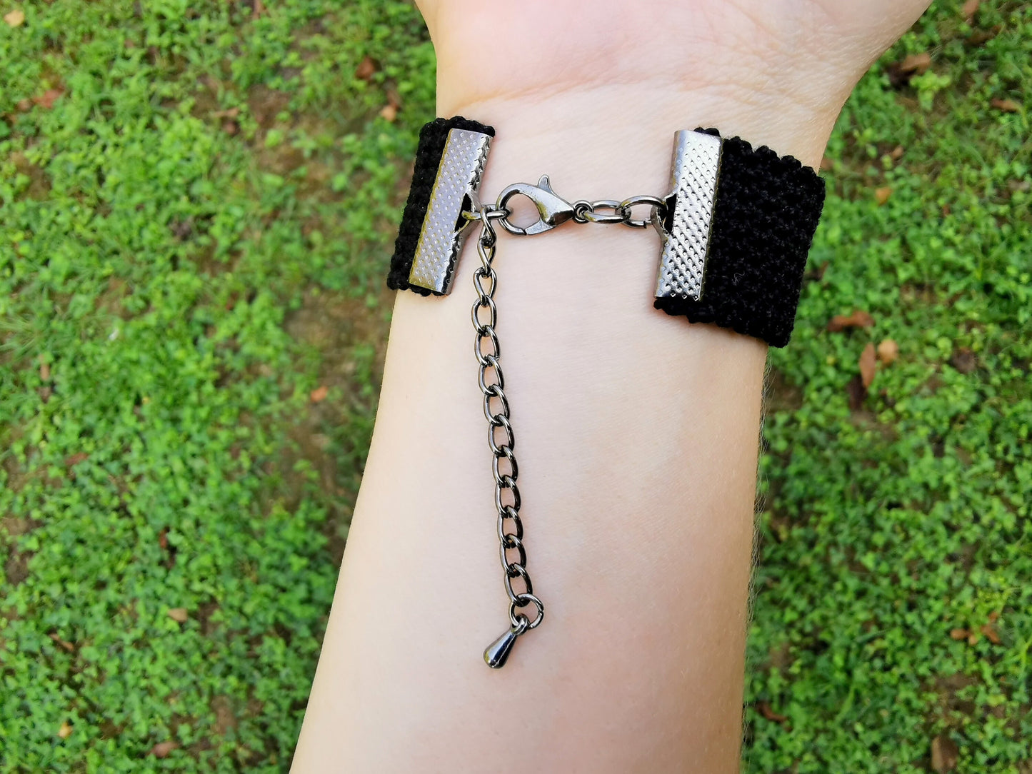 Crochet leaf bracelet with a labradorite gemstone