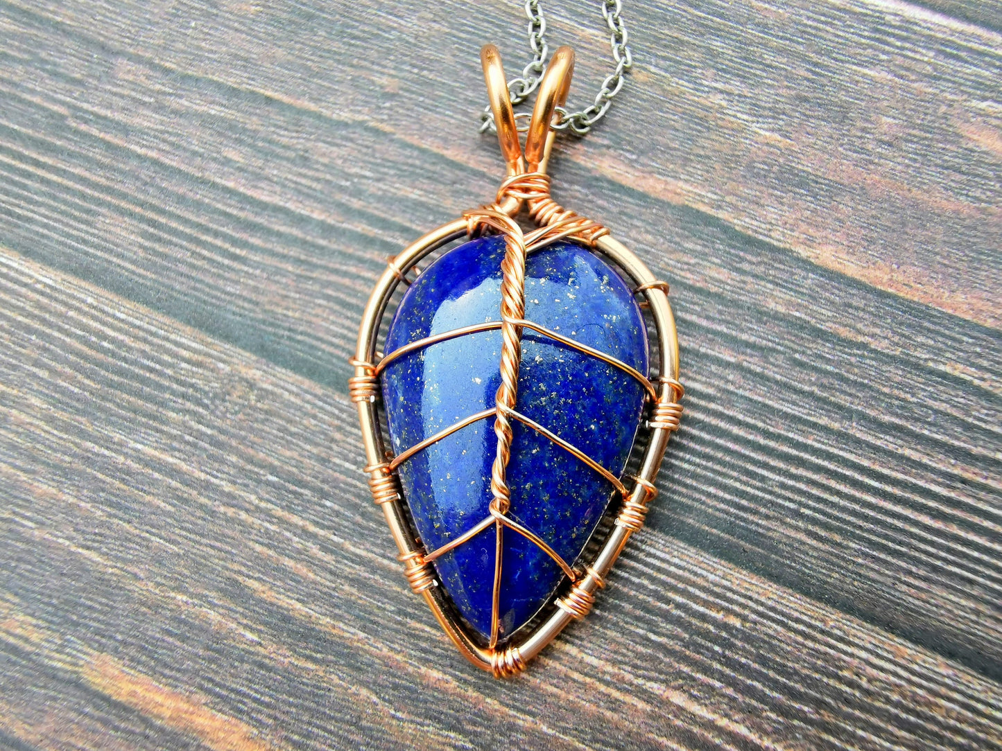 Leaf pendant with a lapis lazuli gemstone