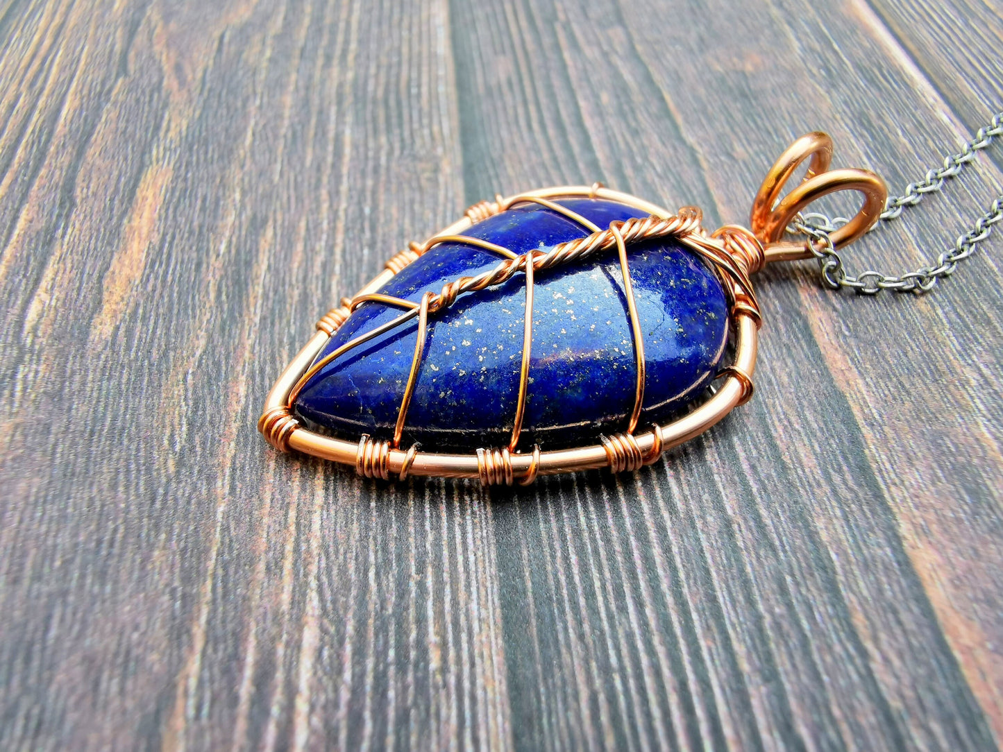 Leaf pendant with a lapis lazuli gemstone