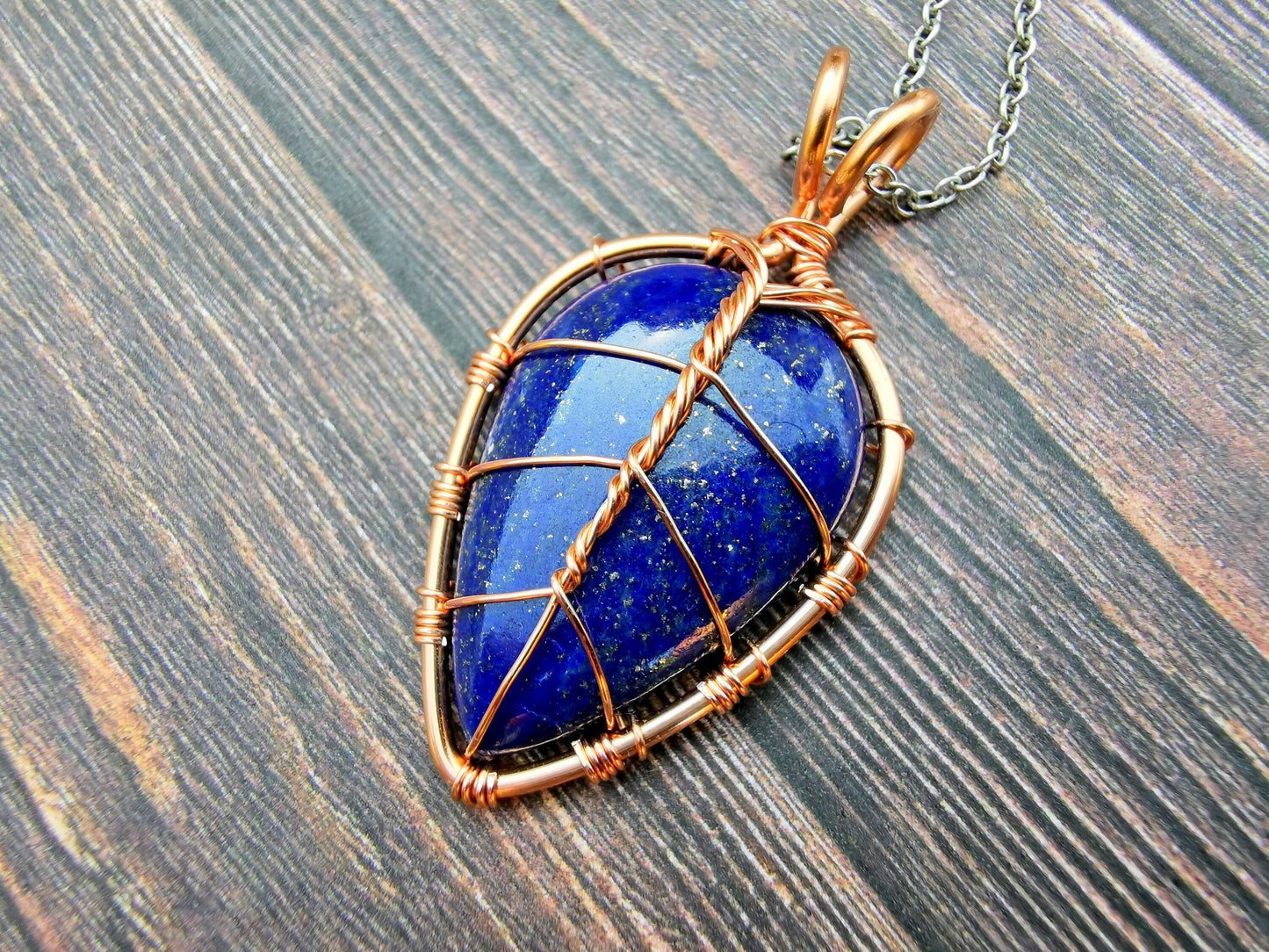Leaf pendant with a lapis lazuli gemstone