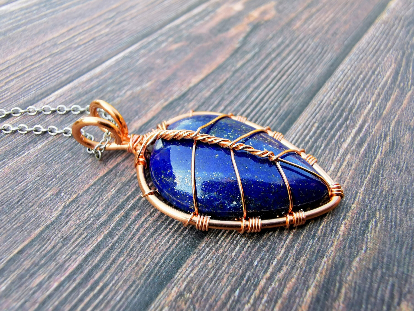 Leaf pendant with a lapis lazuli gemstone