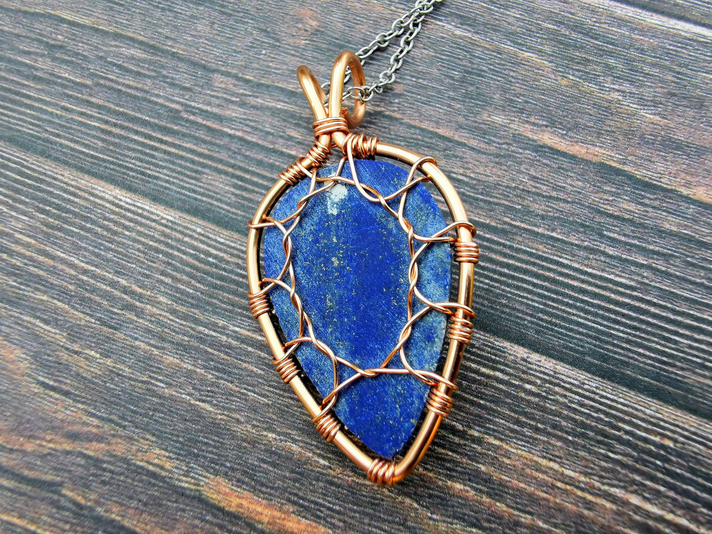 Leaf pendant with a lapis lazuli gemstone