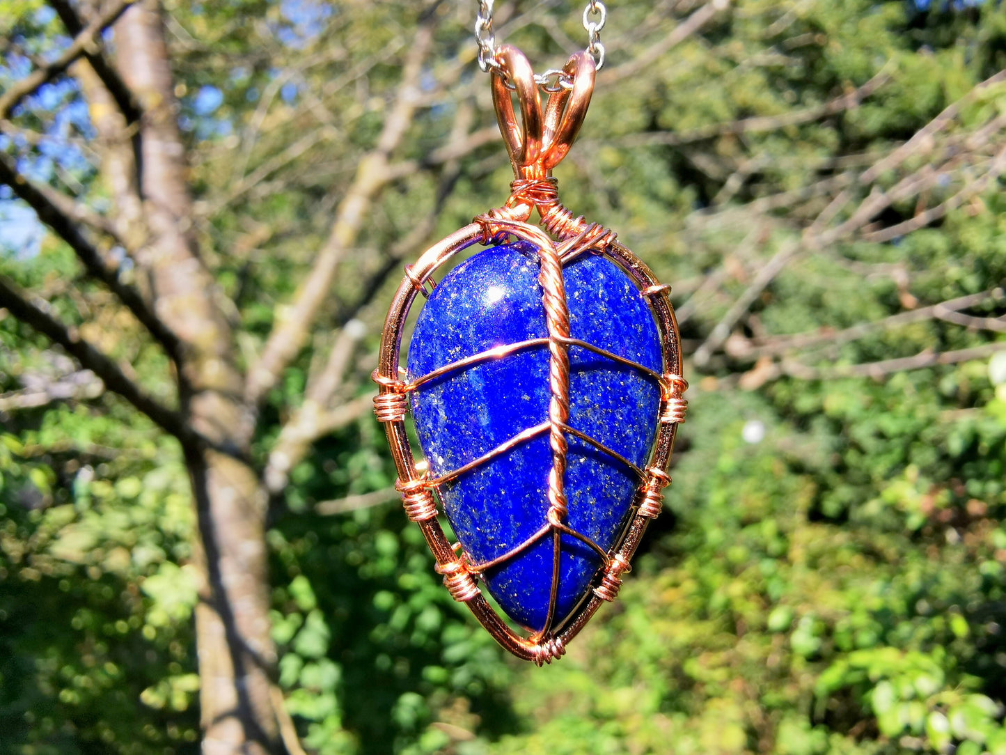 Leaf pendant with a lapis lazuli gemstone