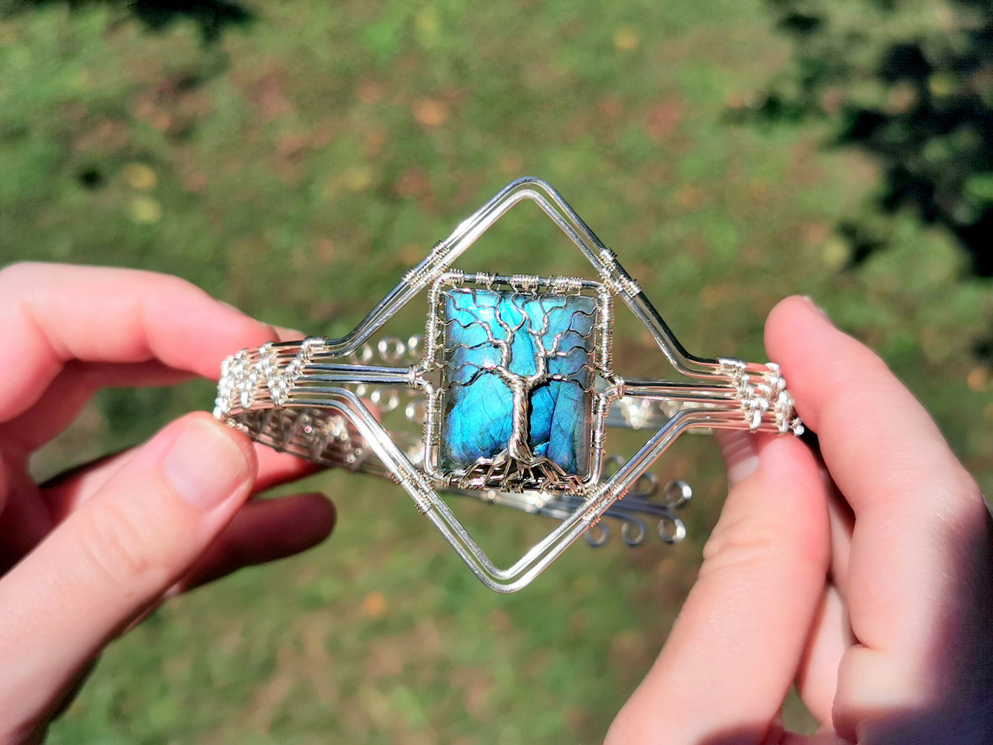 Tree arm ring with a labradorite gemstone