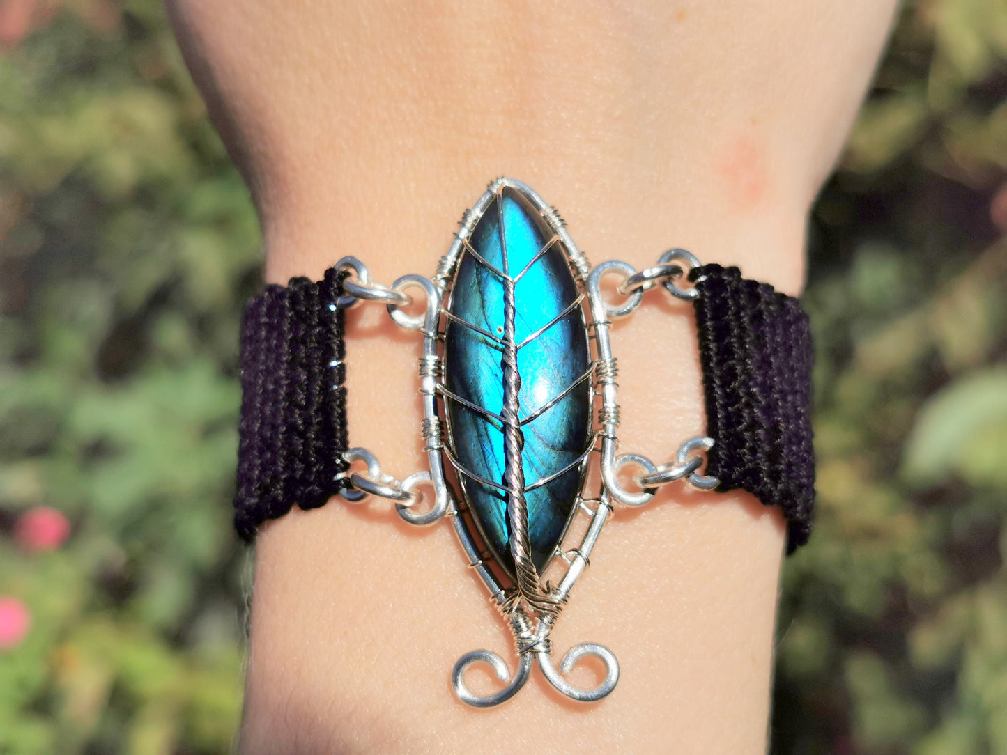 Crochet leaf bracelet with a labradorite gemstone