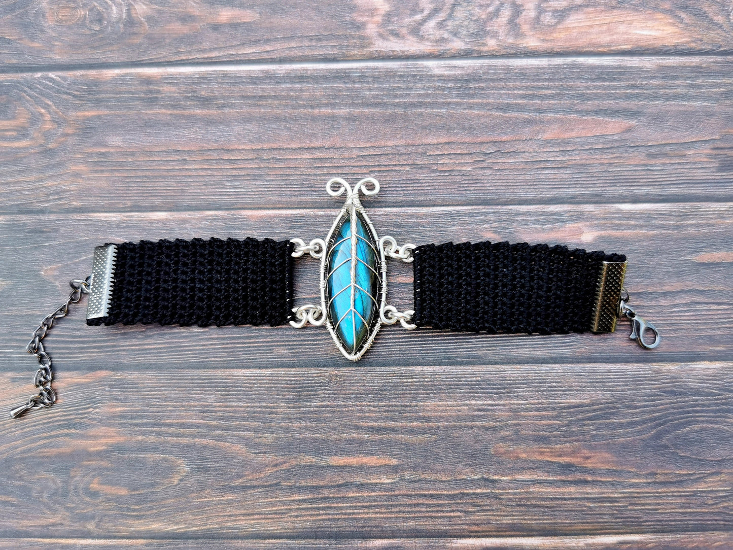 Crochet leaf bracelet with a labradorite gemstone