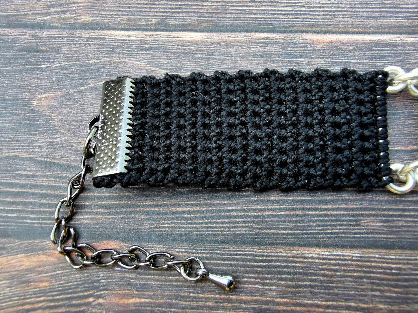 Crochet leaf bracelet with a labradorite gemstone