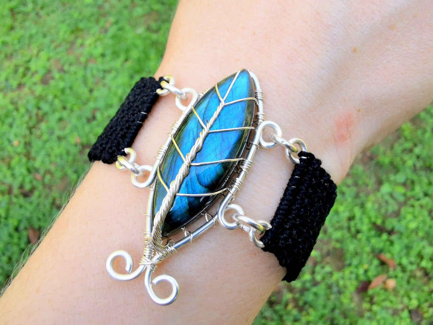 Crochet leaf bracelet with a labradorite gemstone