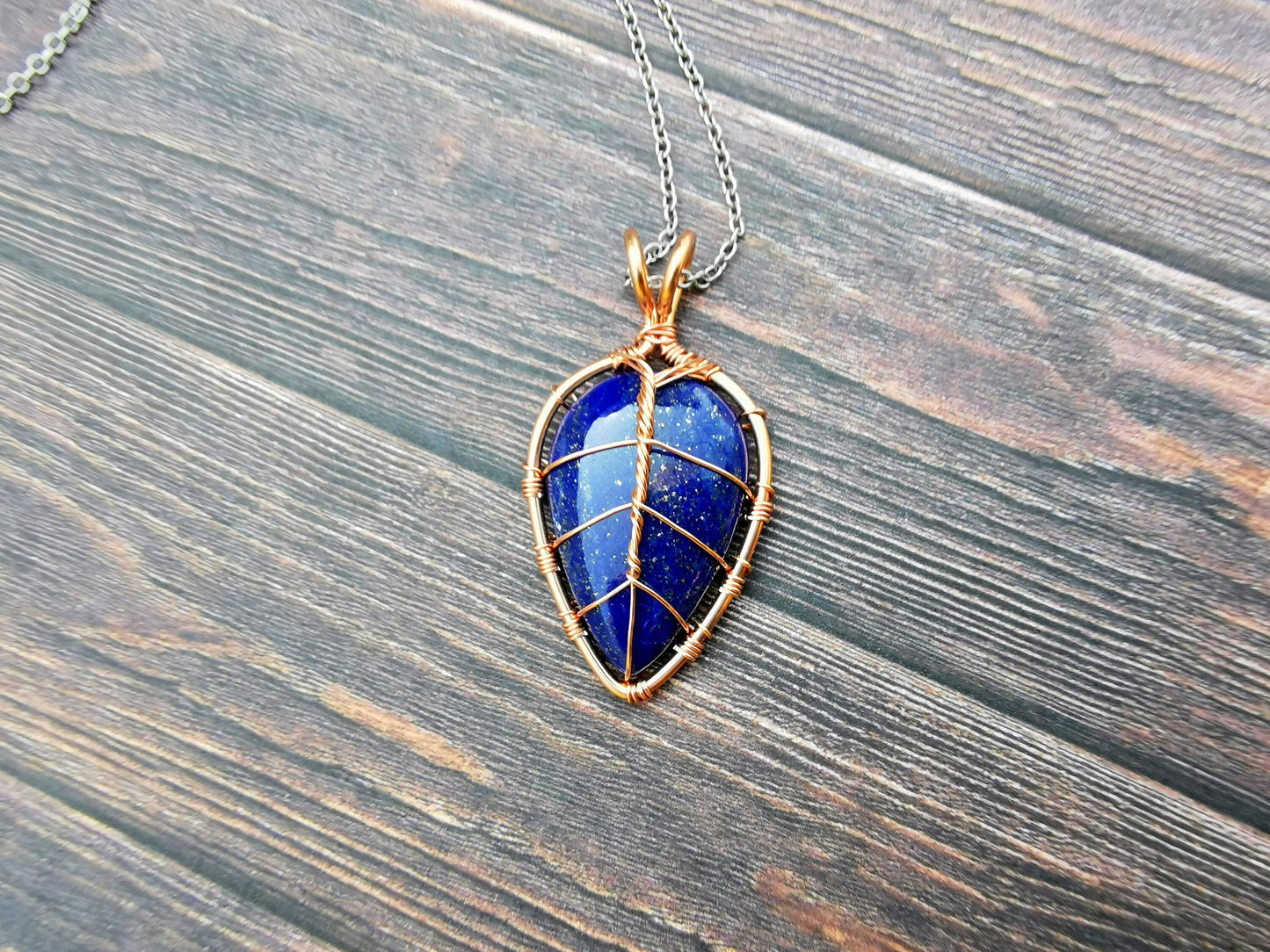 Leaf pendant with a lapis lazuli gemstone