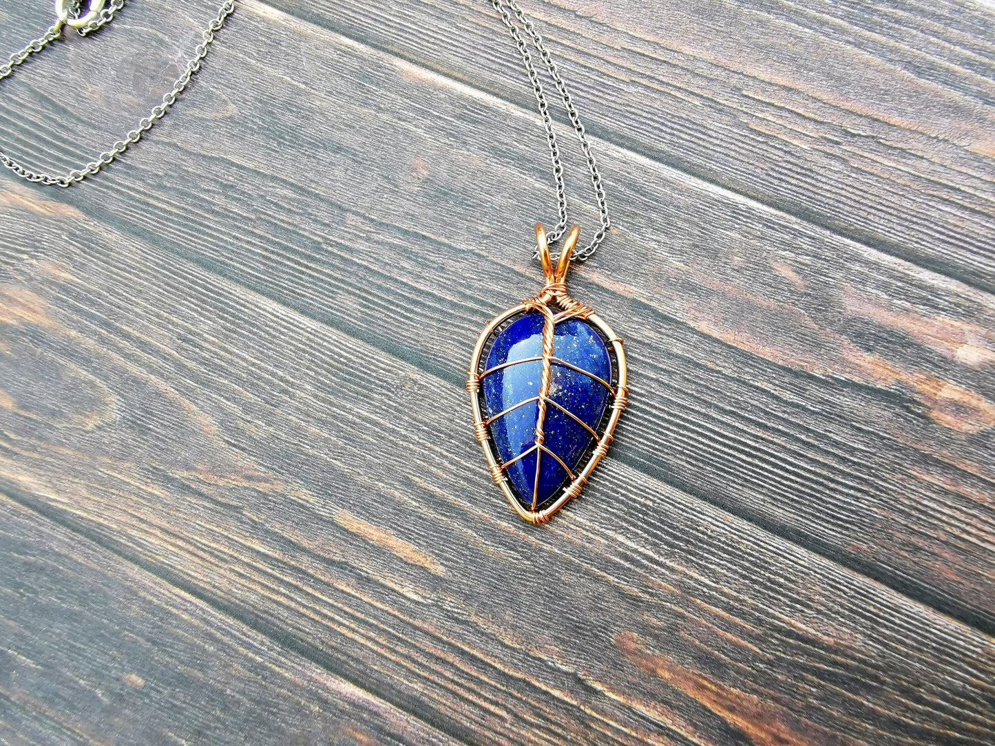 Leaf pendant with a lapis lazuli gemstone