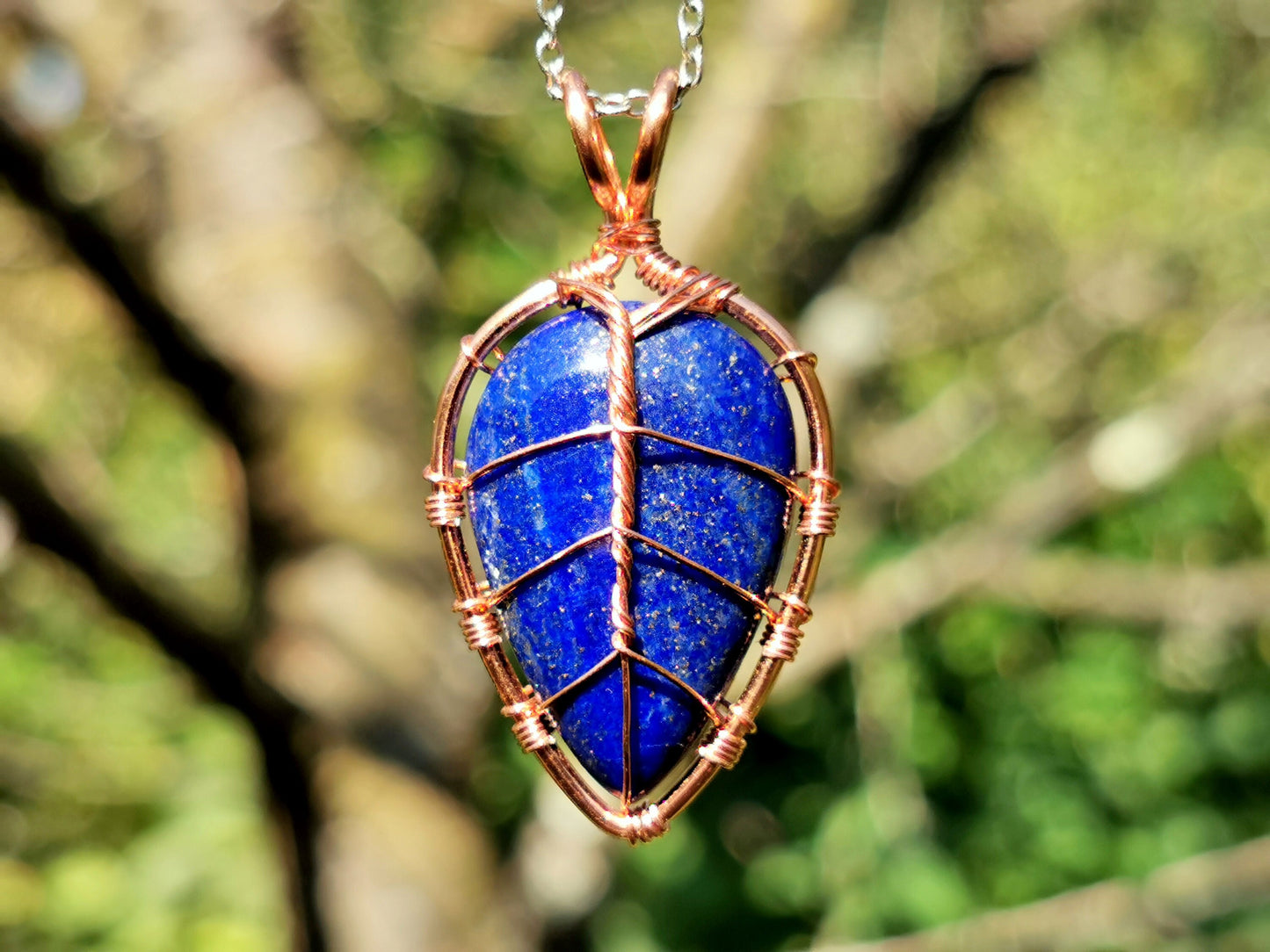 Leaf pendant with a lapis lazuli gemstone