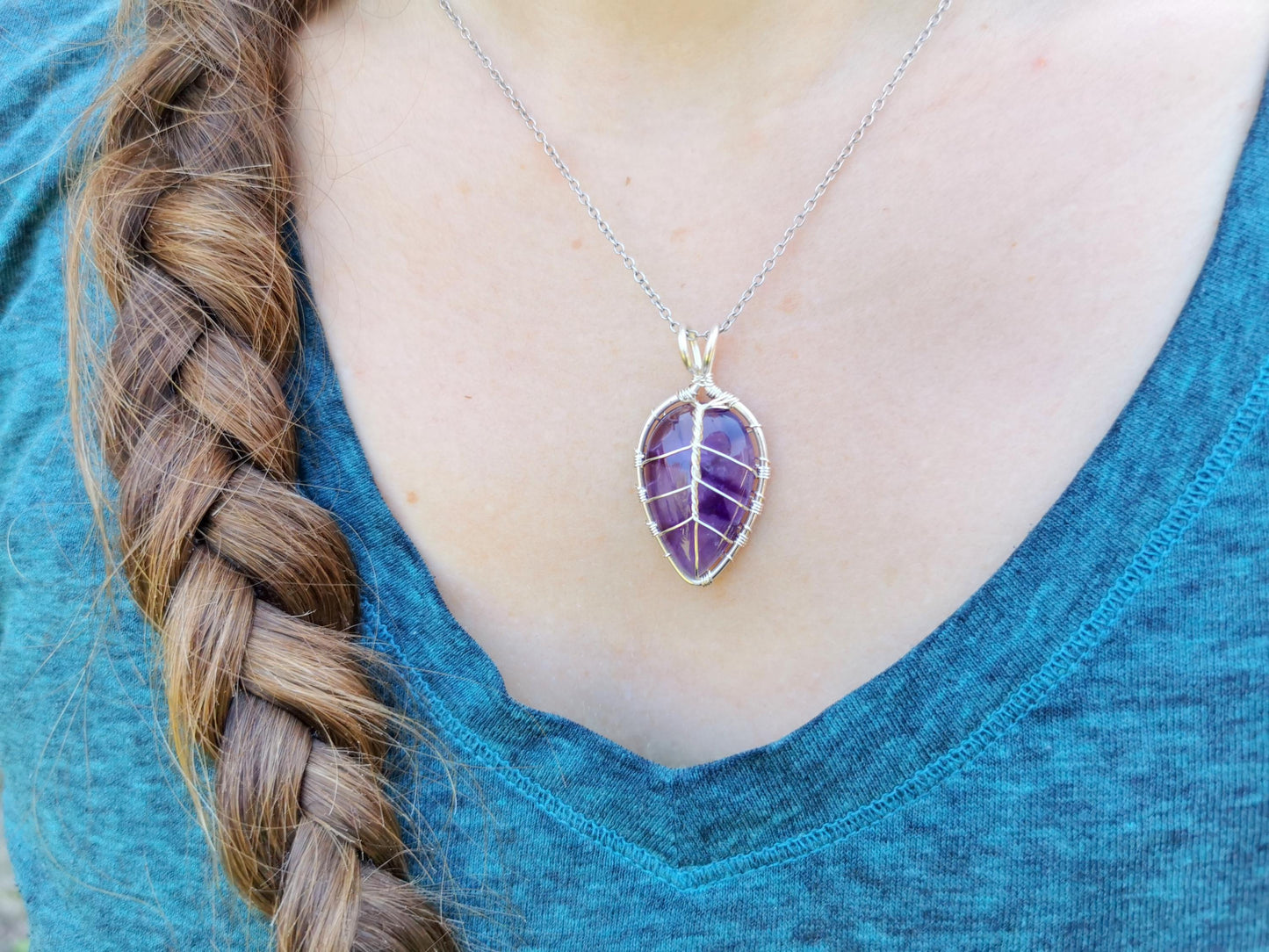 Leaf pendant with an amethyst gemstone