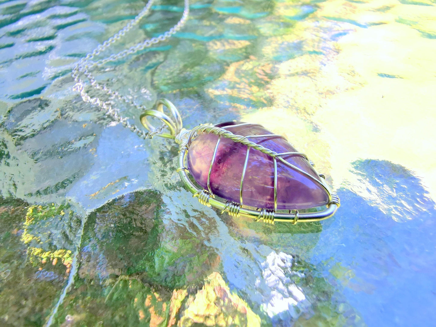 Leaf pendant with an amethyst gemstone