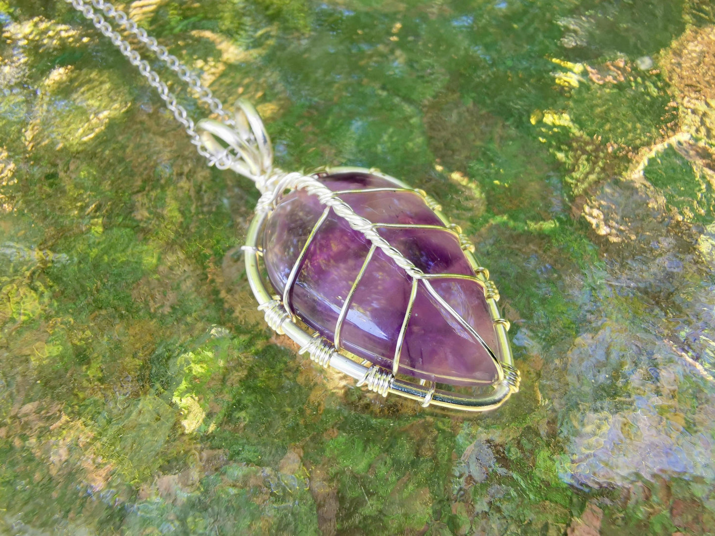 Leaf pendant with an amethyst gemstone