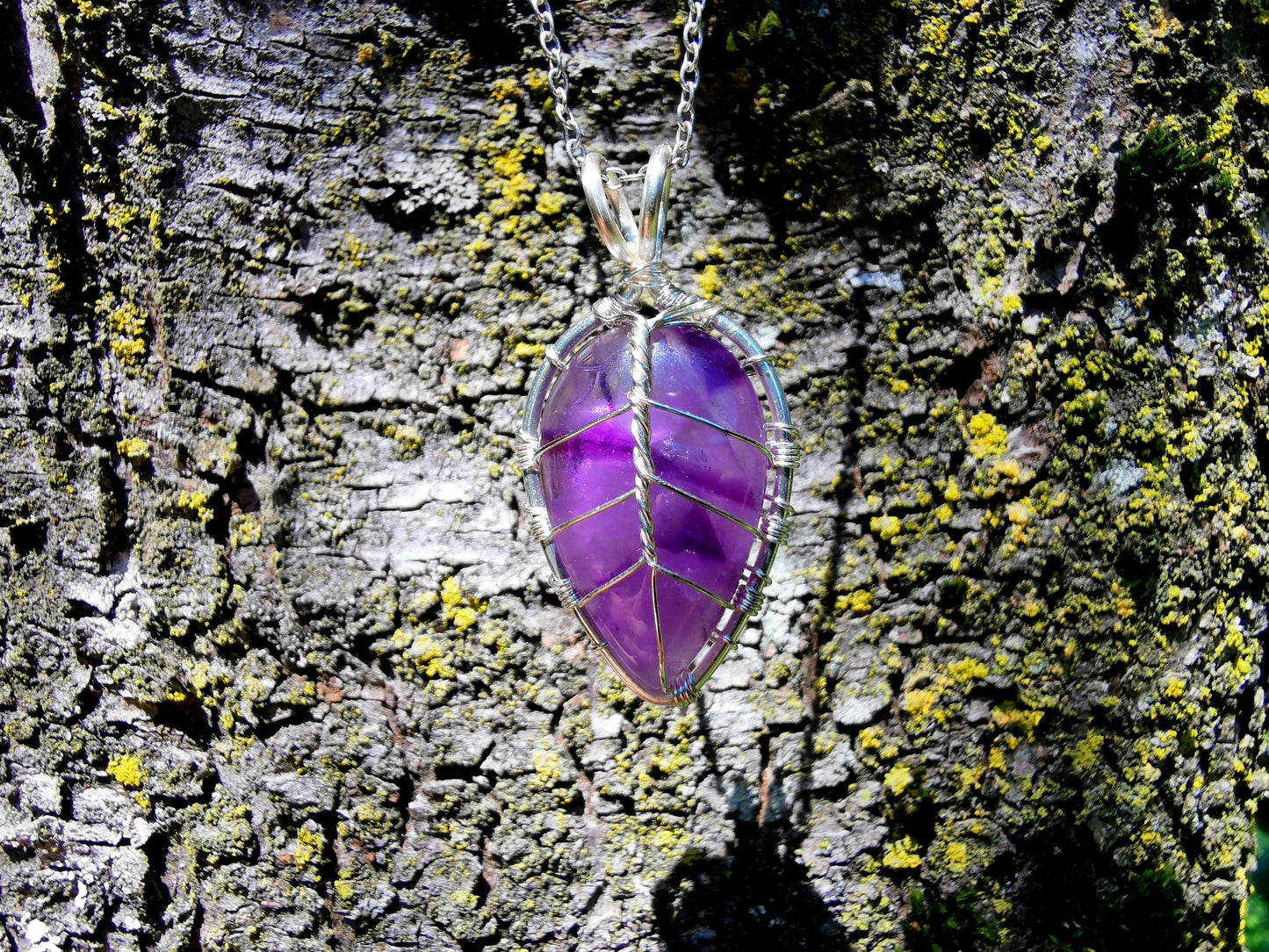 Leaf pendant with an amethyst gemstone