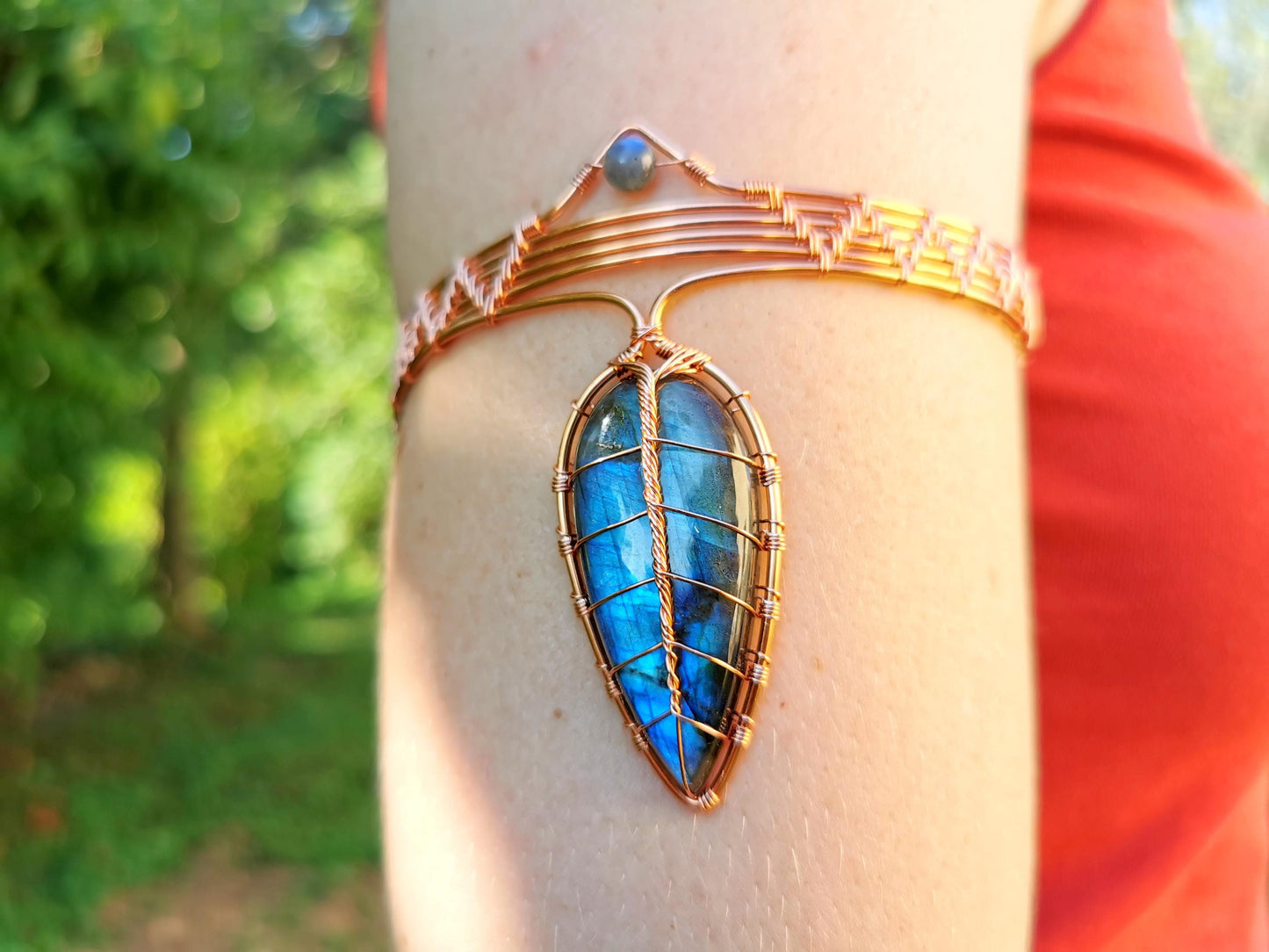 Leaf arm ring with a labradorite gemstone