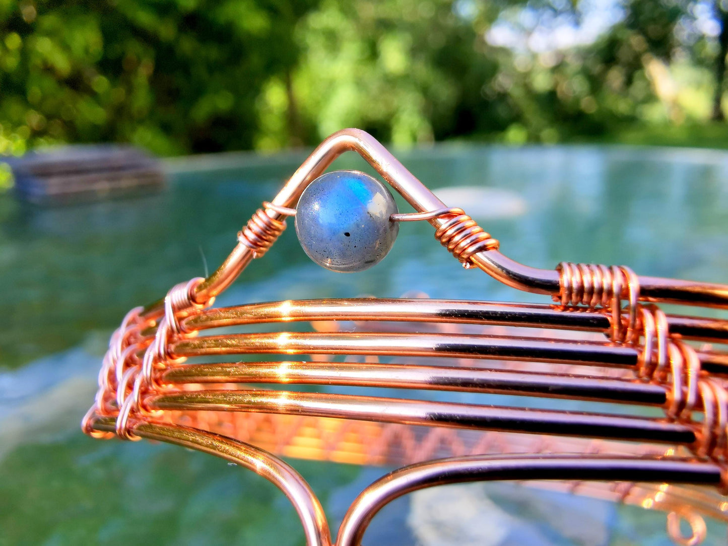 Leaf arm ring with a labradorite gemstone