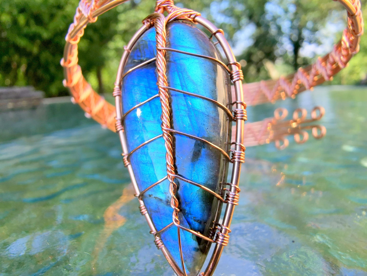 Leaf arm ring with a labradorite gemstone