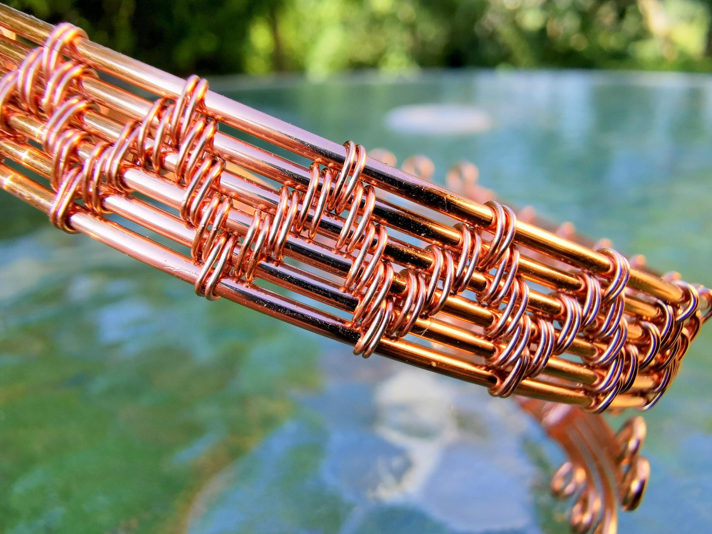 Leaf arm ring with a labradorite gemstone