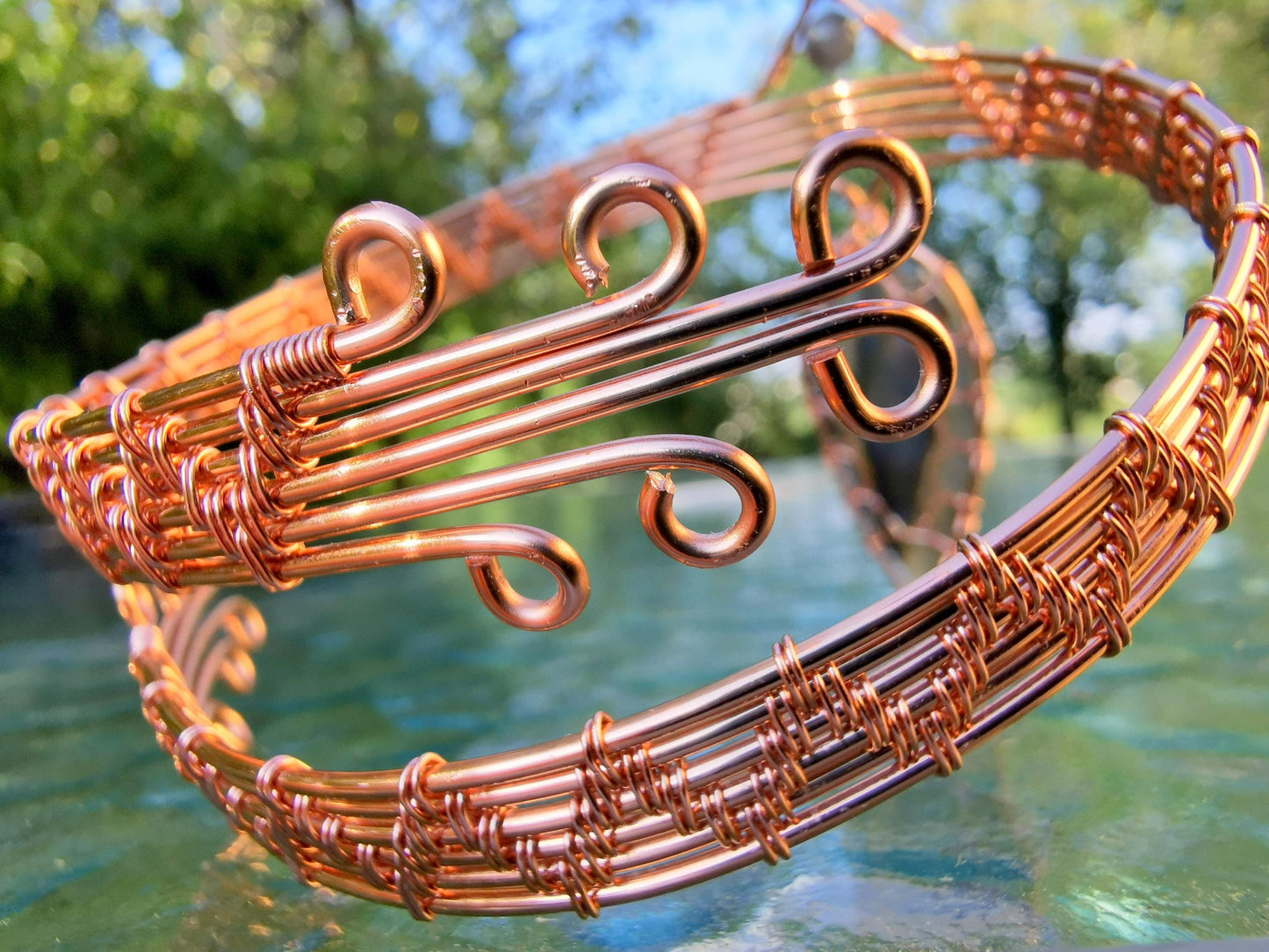 Leaf arm ring with a labradorite gemstone