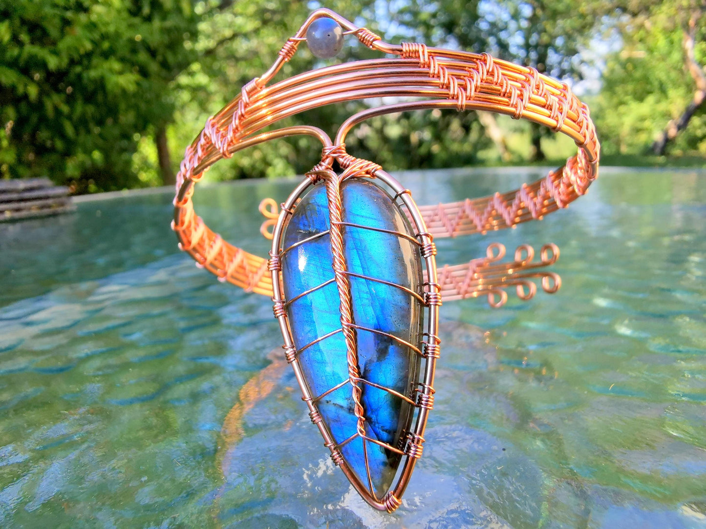 Leaf arm ring with a labradorite gemstone