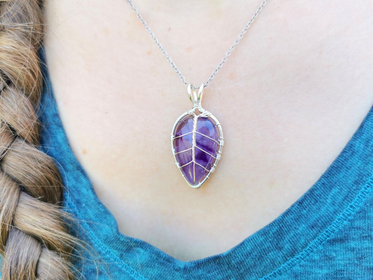 Leaf pendant with an amethyst gemstone