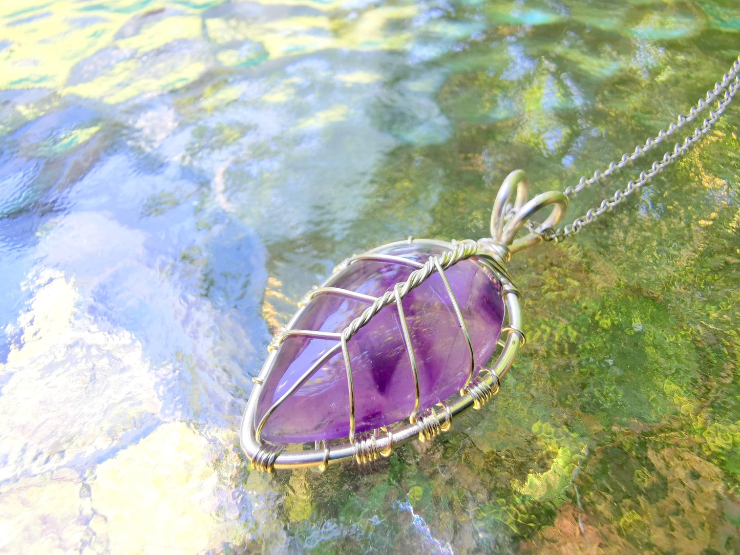 Leaf pendant with an amethyst gemstone