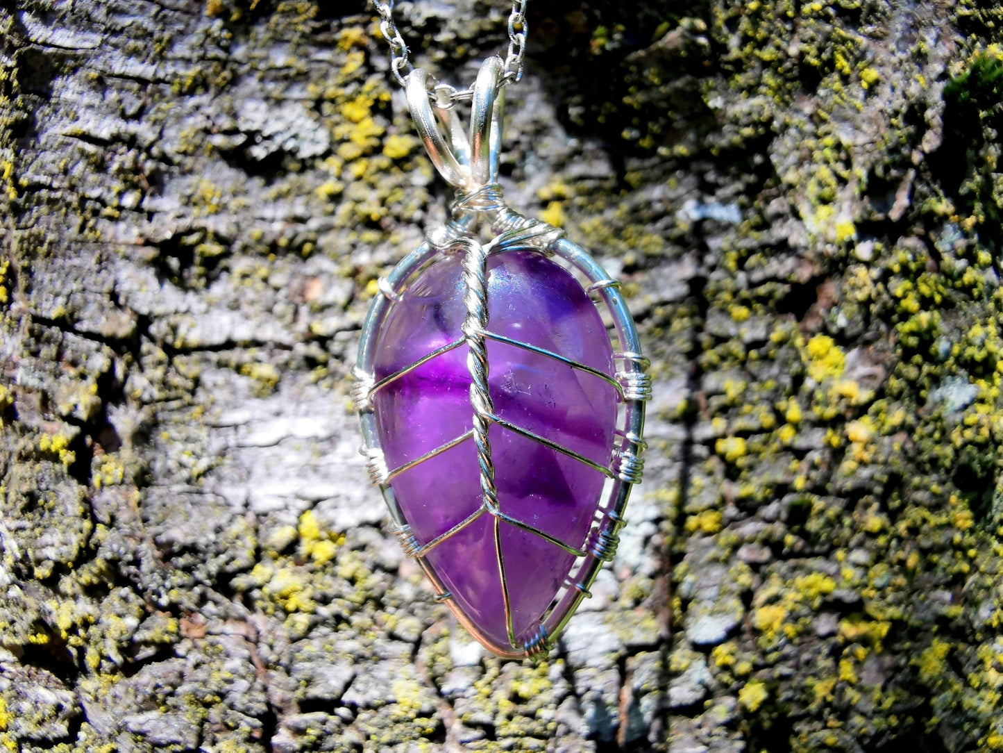 Leaf pendant with an amethyst gemstone