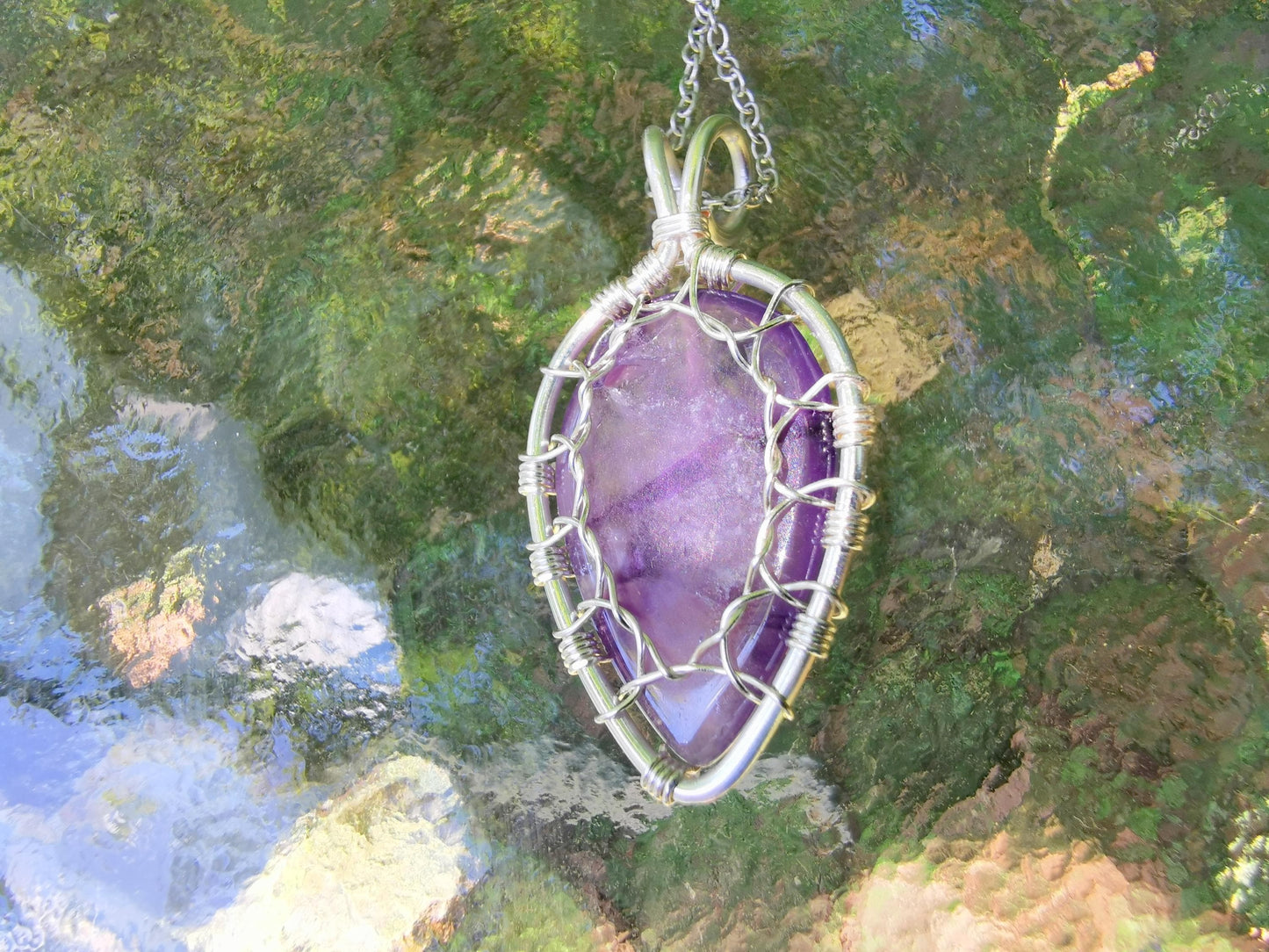 Leaf pendant with an amethyst gemstone