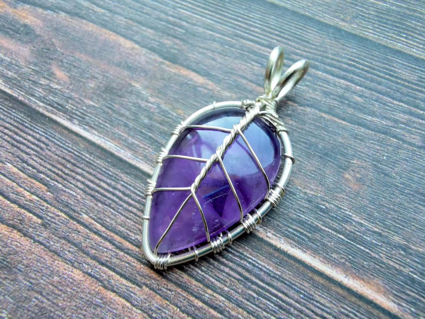 Leaf pendant with an amethyst gemstone