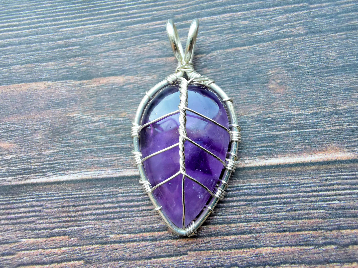 Leaf pendant with an amethyst gemstone
