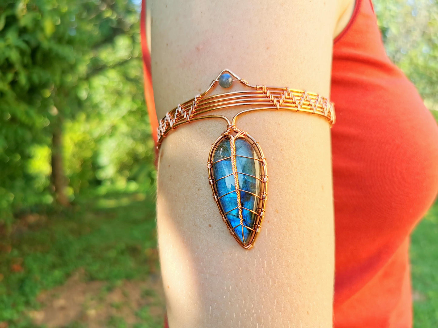 Leaf arm ring with a labradorite gemstone