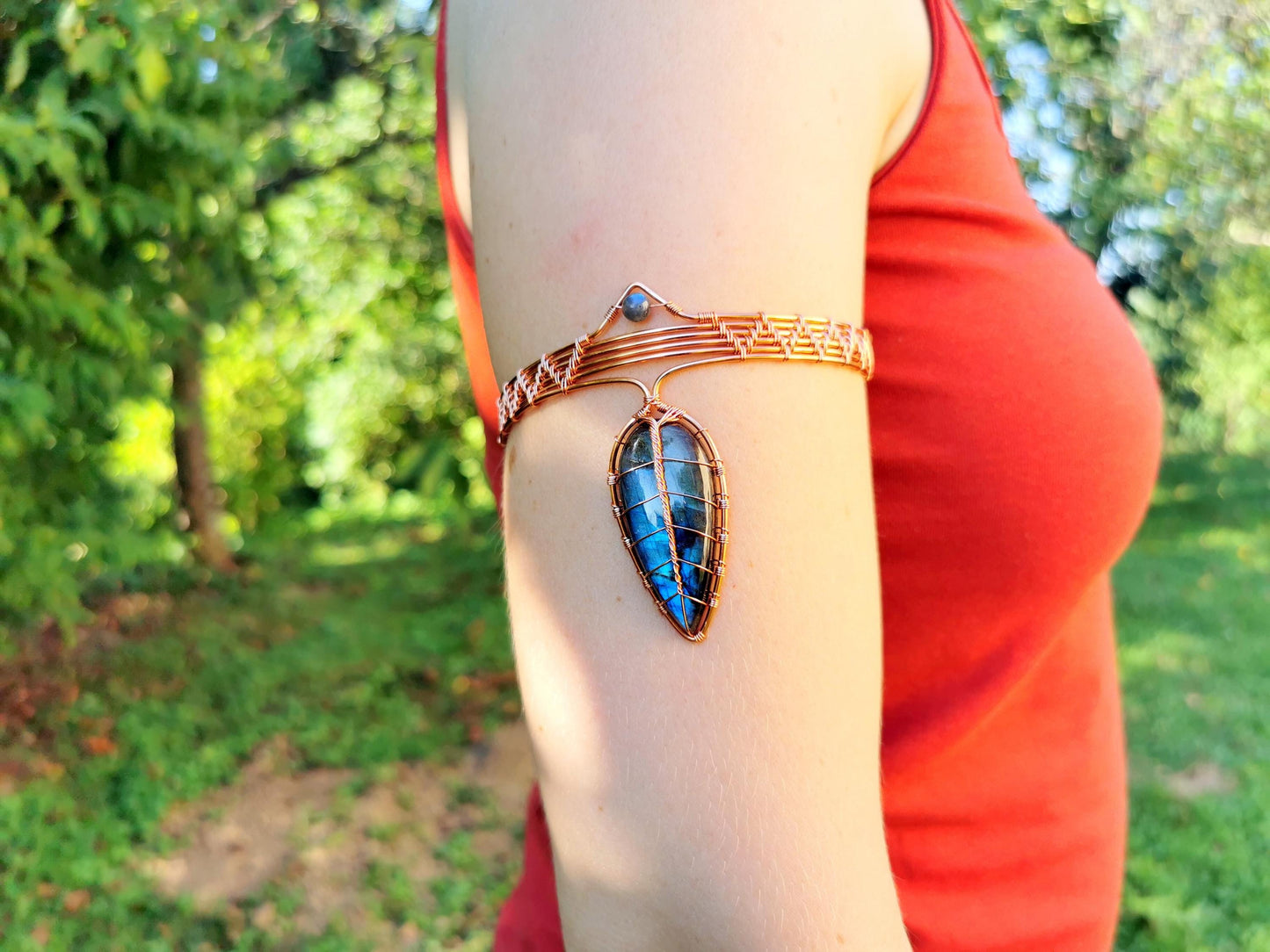 Leaf arm ring with a labradorite gemstone