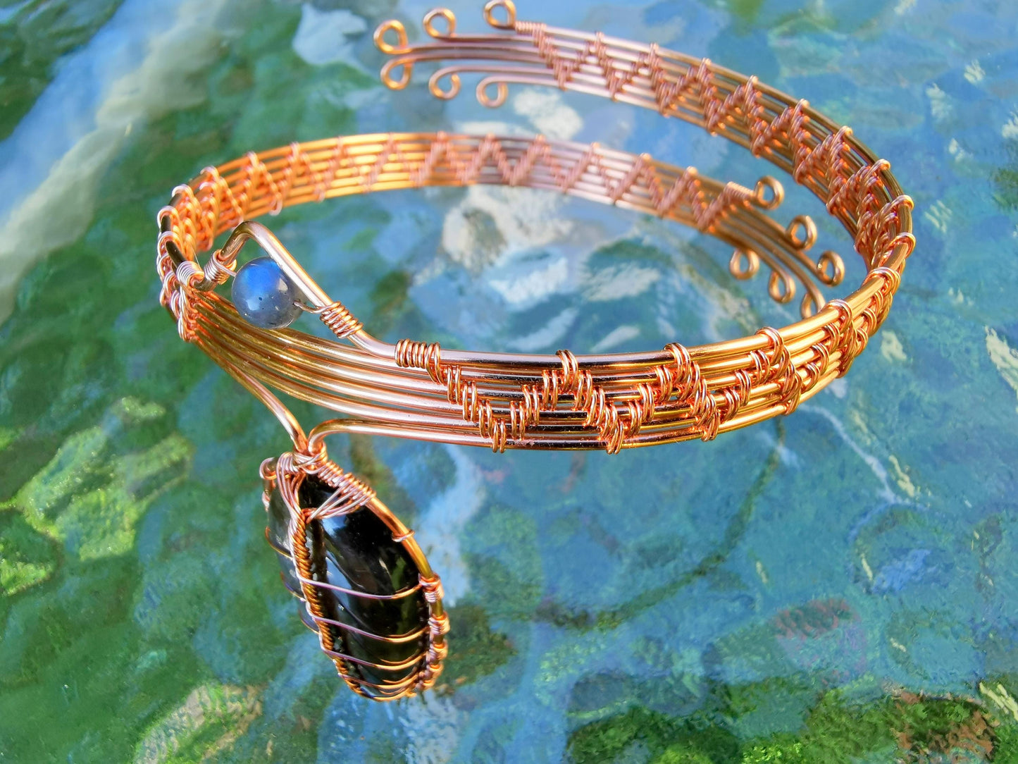 Leaf arm ring with a labradorite gemstone